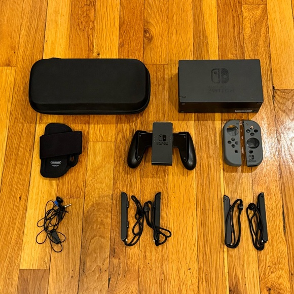 Nintendo Switch Bundle with accessories - Picture 2 of 5